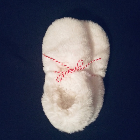 NEW Snow White Soft Slippers with Grips - Picture 1 of 3